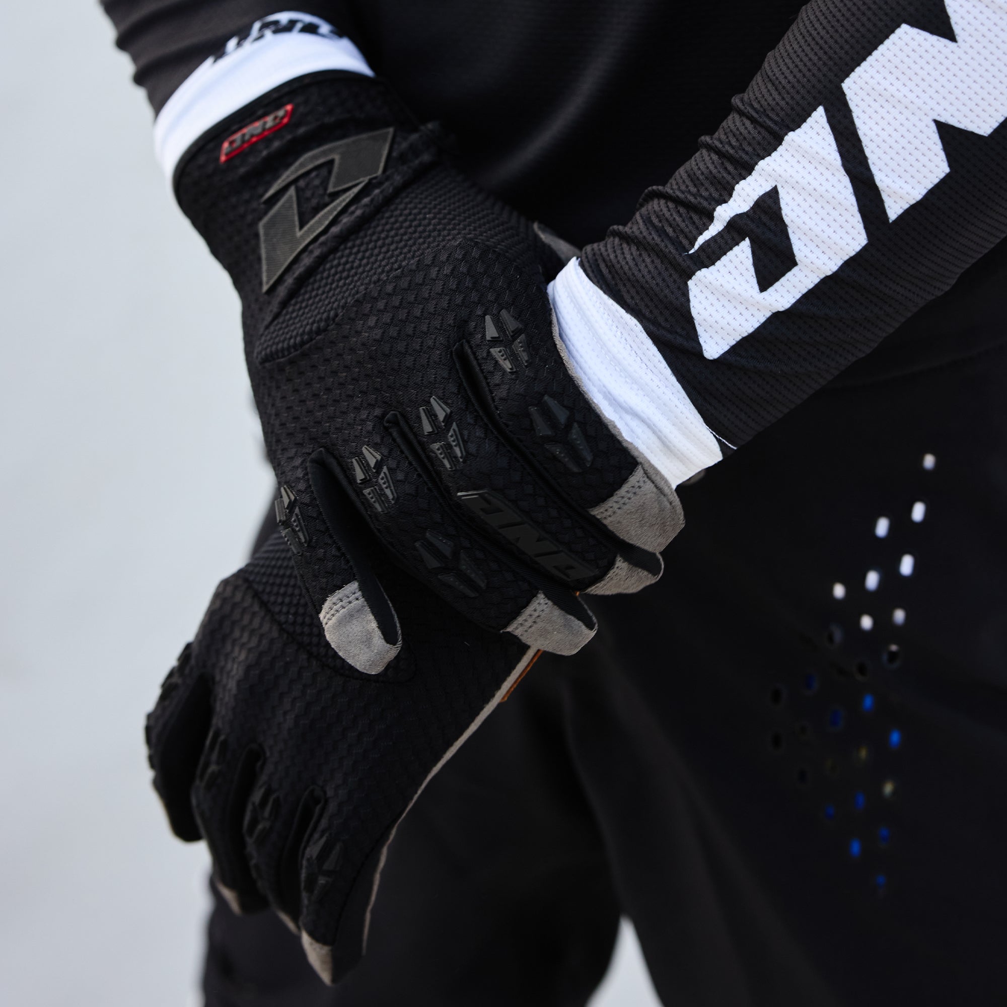 X-197 Glove - CORE BLACK