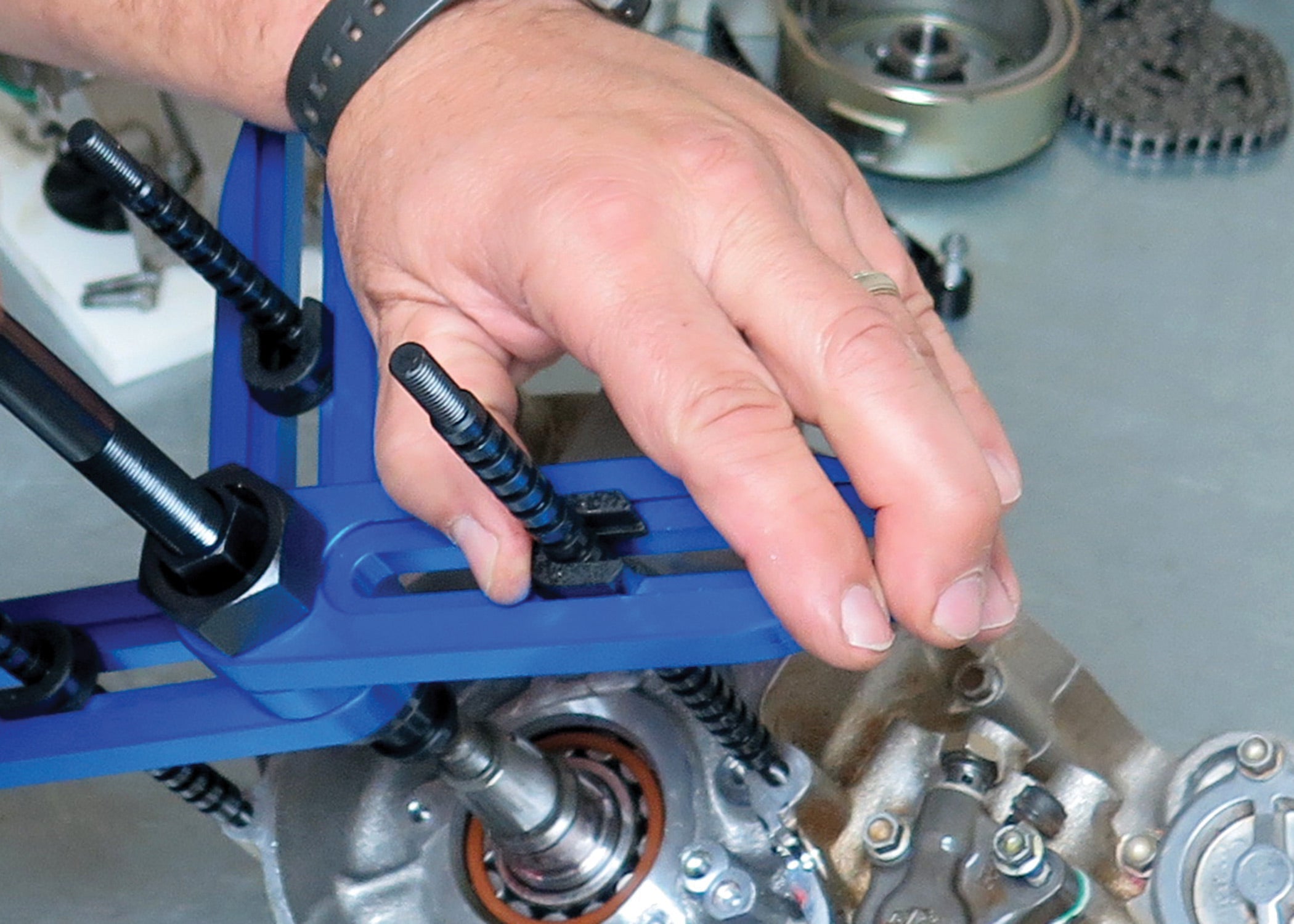 Crank case splitter V2 quick action tool for efficient engine service and maintenance