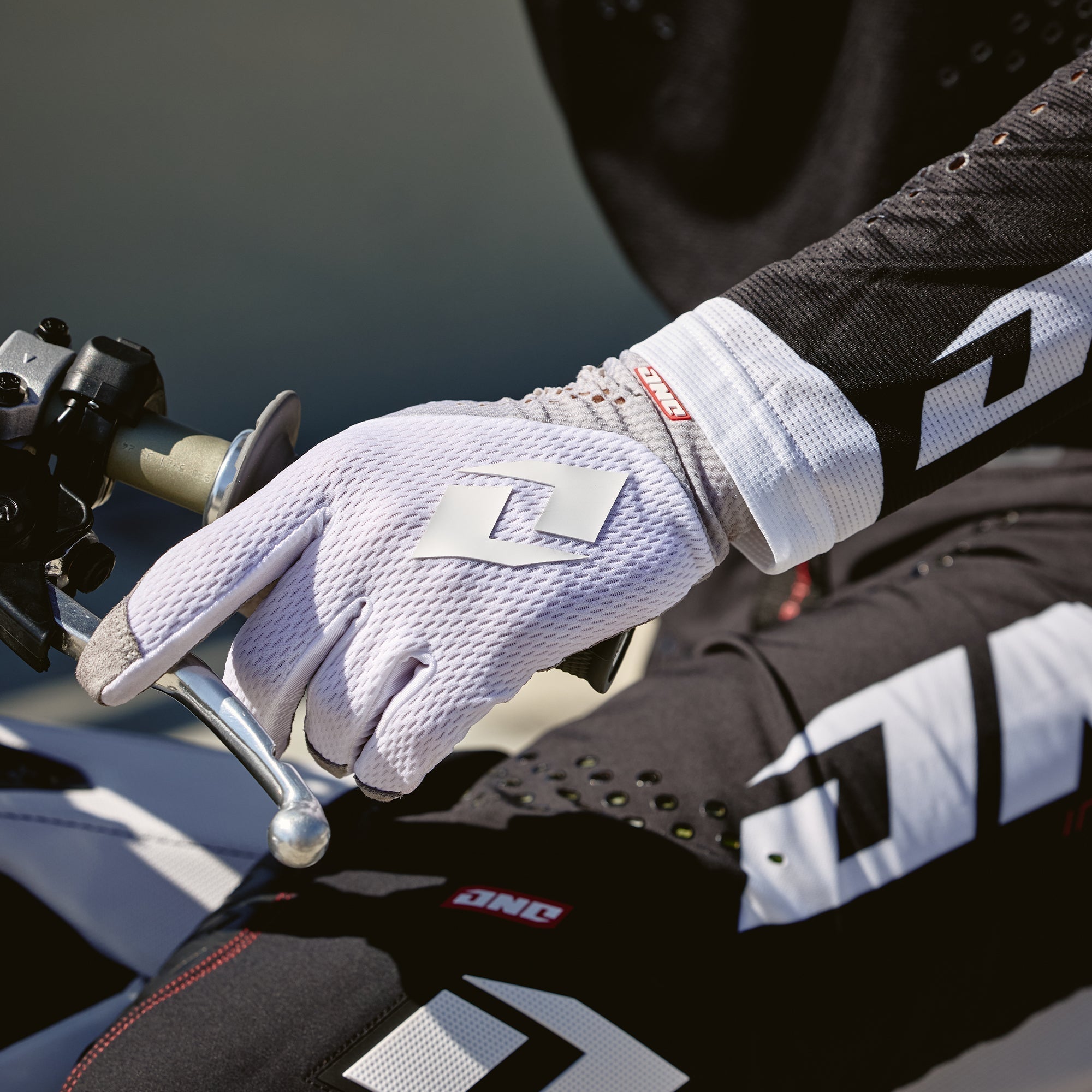 V-197 Glove - ICE WHITE
