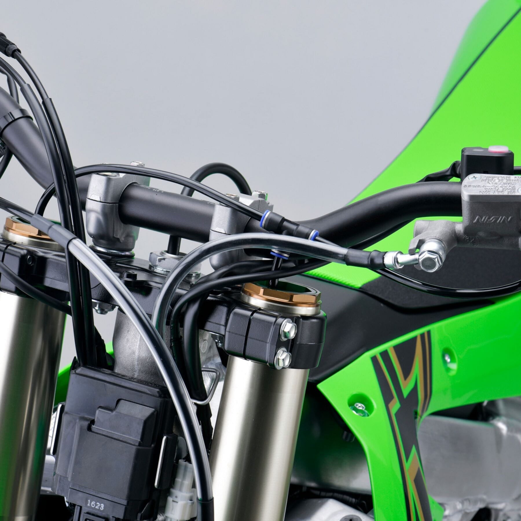 Air Bleed Kit SHOWA/KYB for motorcycle suspension maintenance, featuring precision components and tools for efficient air bleed.
